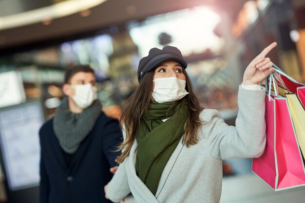 Szczęśliwa para świętująca Walentynki w maskach podczas pandemii covid-19 w mieście