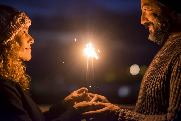 Szczęśliwa Para świętuje Razem Z Miłością I Romansem W Noc Sylwestrową Strzelając Ognie Mężczyzna I Kobieta Cieszą Się Magiczną Chwilą Związku Dojrzali Ludzie Starzejący Się Na Zawsze żonaty Koncepcja Stylu życia