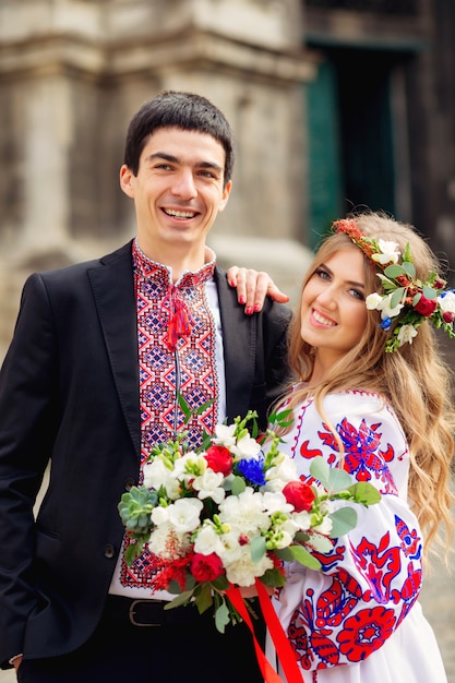 Szczęśliwa para ukraińska noszenia tradycyjnych ubrań