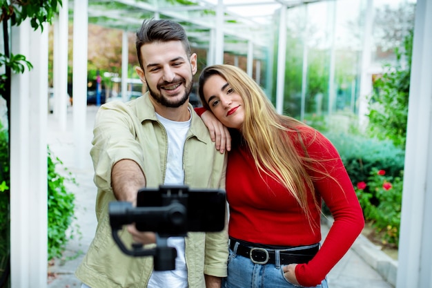 Szczęśliwa para w miłości, robiąc selfie dla sieci społecznościowych, koncepcja stylu życia