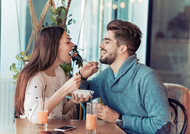 Szczęśliwa para w restauracji jedząca śniadanie?