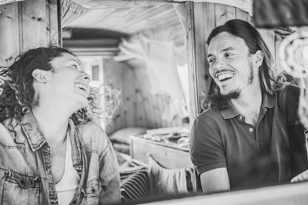 Szczęśliwa para wewnątrz minivana robi wycieczkę podczas letnich wakacji - skoncentruj się na twarzy człowieka