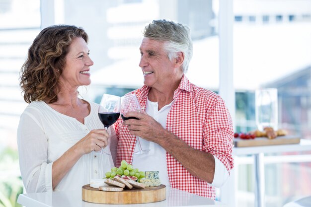 Szczęśliwa Para Wznosi Toast Wineglasses Przy Restauracją