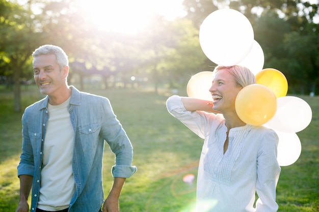 Szczęśliwa Para Z Balonami Przy Parkiem