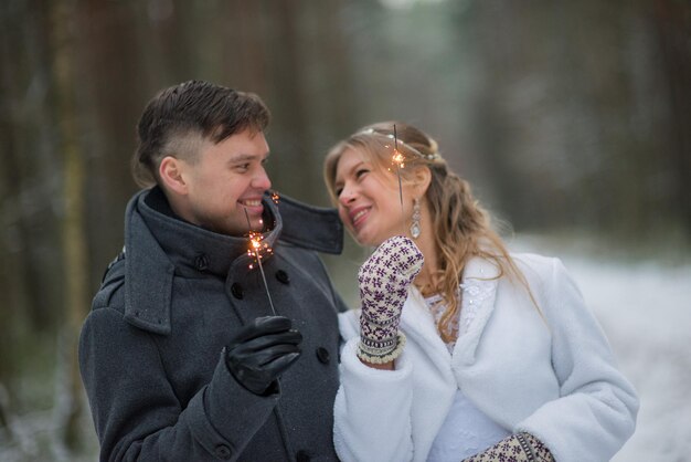 Zdjęcie szczęśliwa para z błyskawicami w zimie