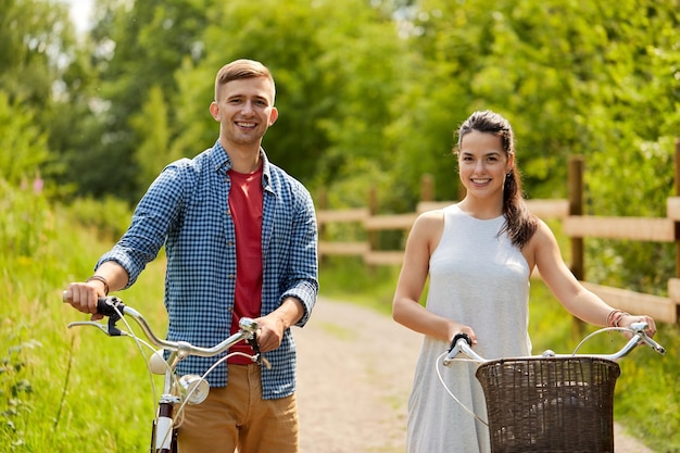 Zdjęcie szczęśliwa para z rowerami w letnim parku