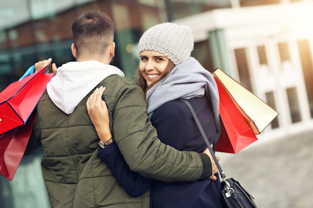 Szczęśliwa Para Z Torbami Na Zakupy Po Zakupach W Mieście Uśmiechnięta I Przytulająca