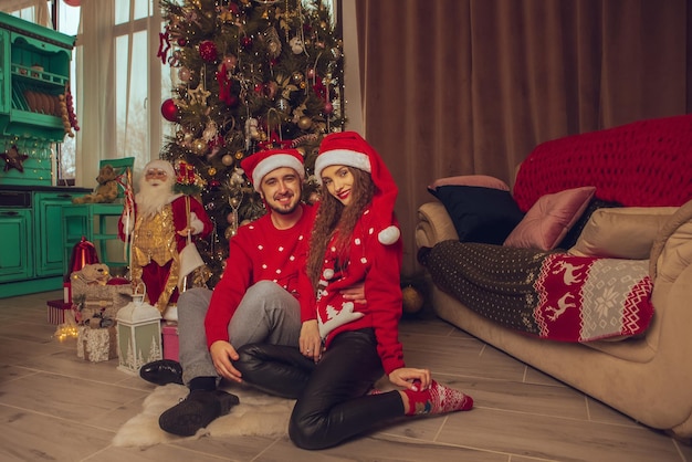 Szczęśliwa para zakochana świętuje Nowy Rok i Boże Narodzenie razem w domu