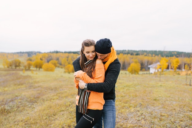 Szczęśliwa para zakochanych spacerująca po parku w słoneczny jesienny dzień