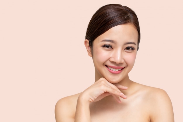 Szczęśliwa piękna Azjatycka kobieta z czystą świeżą skóry twarzą