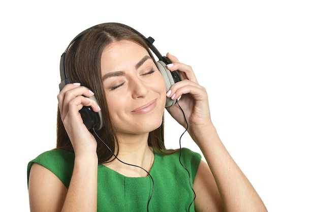 Szczęśliwa piękna dziewczyna słucha muzyki w słuchawkach