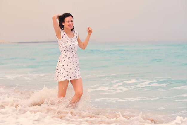 Szczęśliwa piękna kobieta korzystających z wakacji na plaży