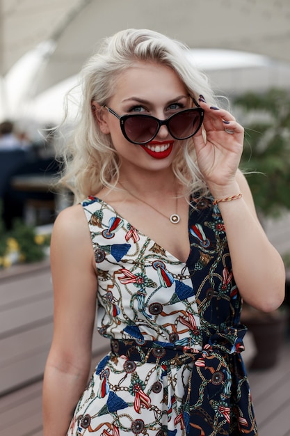 Szczęśliwa Piękna Młoda Dziewczyna Z Uśmiechem Ze Stylowymi Okularami Przeciwsłonecznymi W Sukience Moda Vintage Na Ulicy