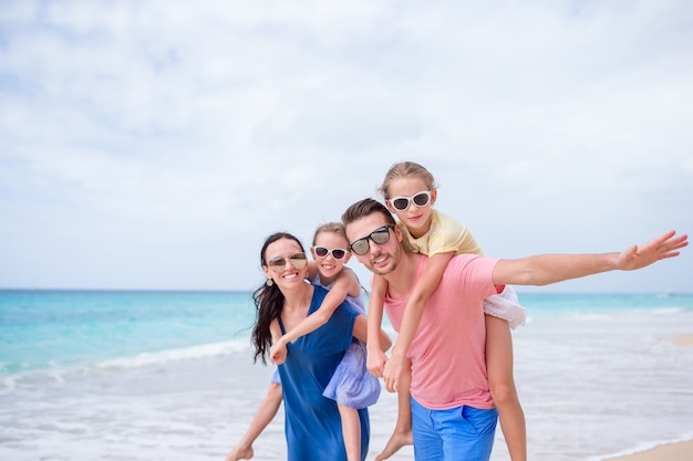 Szczęśliwa piękna rodzina na plaży