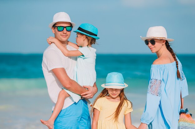 Szczęśliwa piękna rodzina z dziećmi na plaży