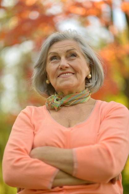 Szczęśliwa Piękna Starsza Kobieta W Jesiennym Parku
