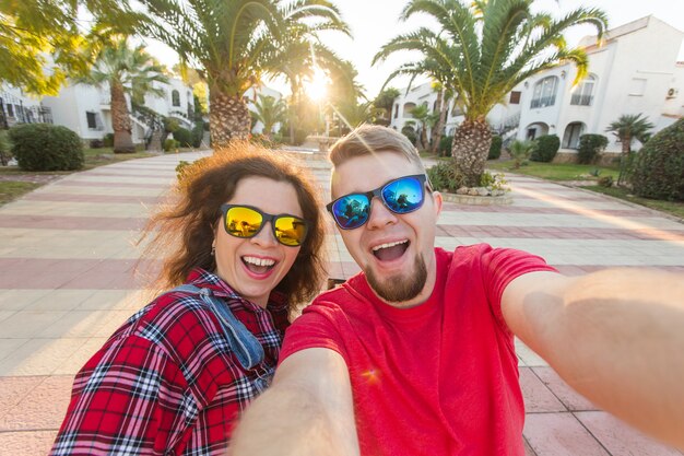 Szczęśliwa Podróżująca Para Zakochanych, Biorąc Selfie Na Telefon