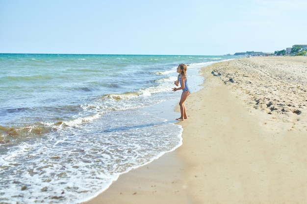 Szczęśliwa Radosna Mała Dziewczynka Biega Na Plaży