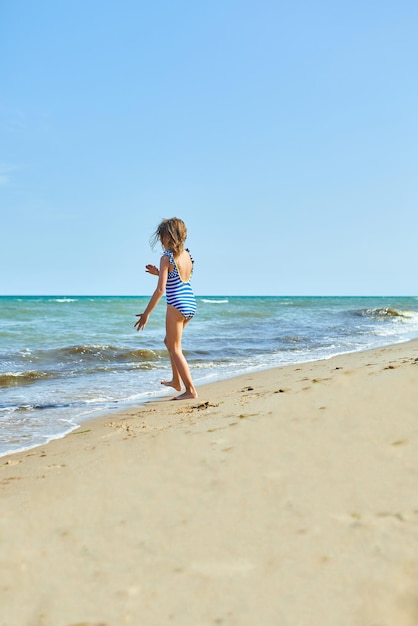 Szczęśliwa Radosna Mała Dziewczynka Biega Na Plaży