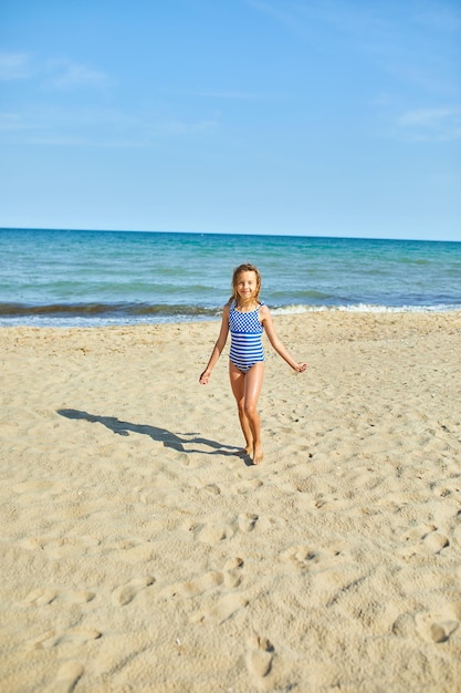 Szczęśliwa Radosna Mała Dziewczynka Biega Na Plaży