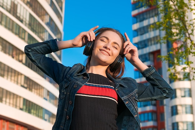 Szczęśliwa radosna moda modna modna hipsterka studentka młoda kobieta cieszy się