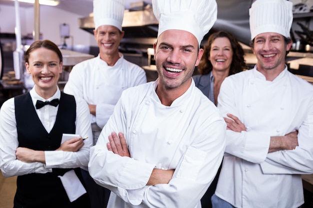 Szczęśliwa Restauraci Drużyna Stoi Wraz Z Rękami Krzyżować W Handlowej Kuchni