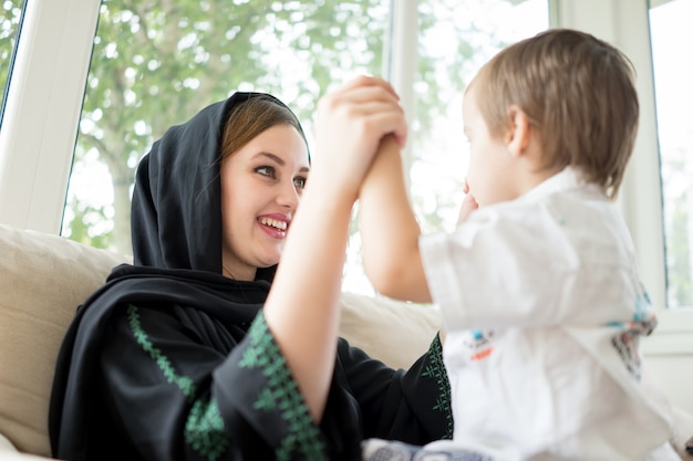 Szczęśliwa rodzina arabski zabawę czas, mama i dziecko