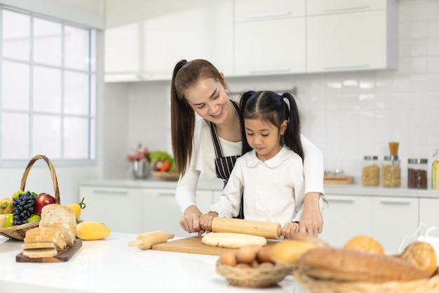 Szczęśliwa Rodzina Azji Z Córką Robi Ciasto Przygotowując Pieczenie Ciasteczek, Córka Pomaga Rodzicowi W Przygotowaniu Wypieku Koncepcja Rodziny