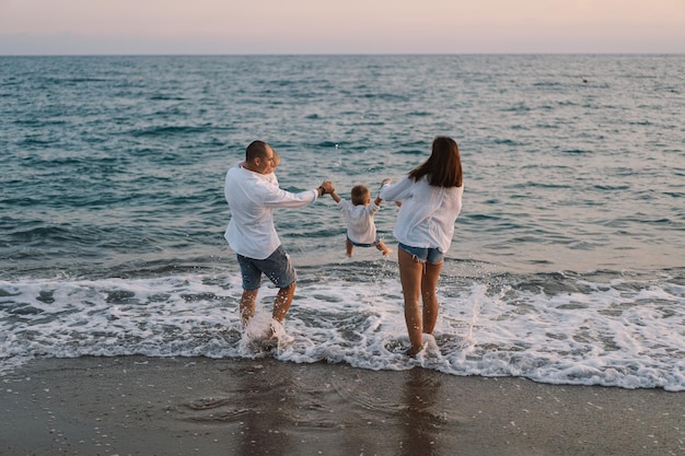 Szczęśliwa Rodzina Bawi Się Grając Na Plaży Podczas Wakacji Na Plaży Szczęśliwa Rodzina I Koncepcja Wakacji Pejzaż Morski O Zachodzie Słońca Z Pięknym Niebem Rodzina Na Plaży
