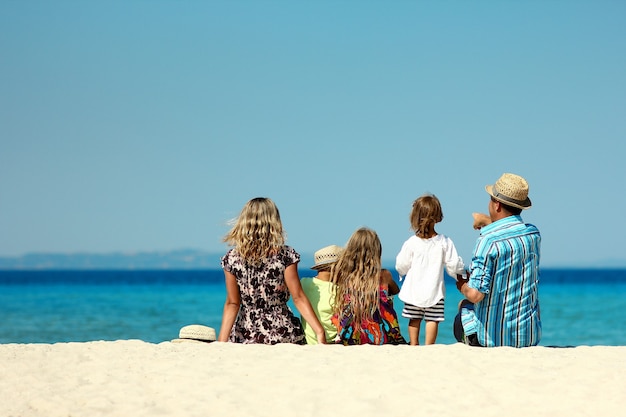 Szczęśliwa rodzina bawi się na plaży