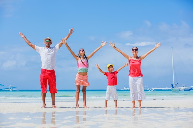 Szczęśliwa rodzina bawi się na tropikalnej plaży