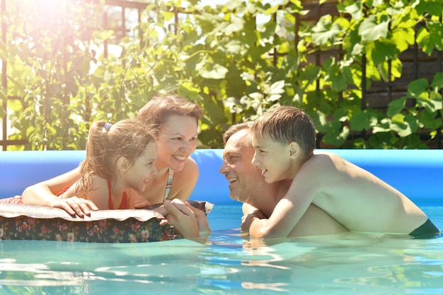 Szczęśliwa rodzina bawi się w basenie?