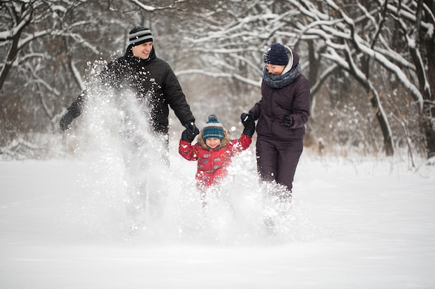 Szczęśliwa Rodzina Biegająca Na śniegu Zimą