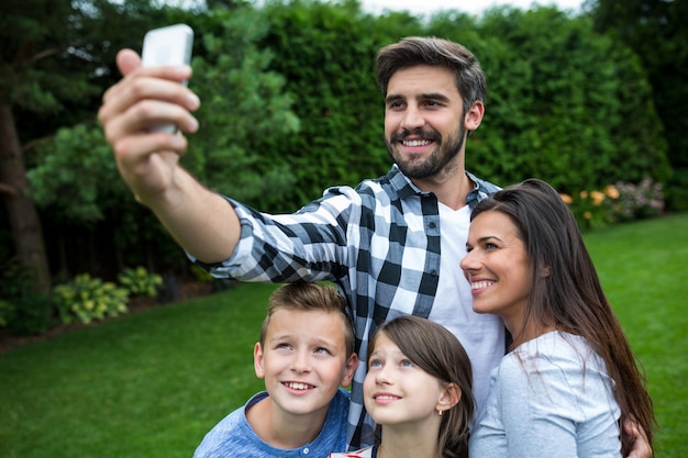 Szczęśliwa Rodzina Bierze Selfie Od Telefonu Komórkowego W Parku