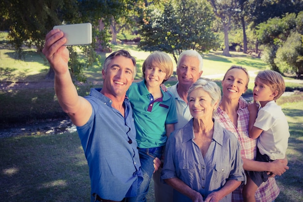 Zdjęcie szczęśliwa rodzina bierze selfie w parku