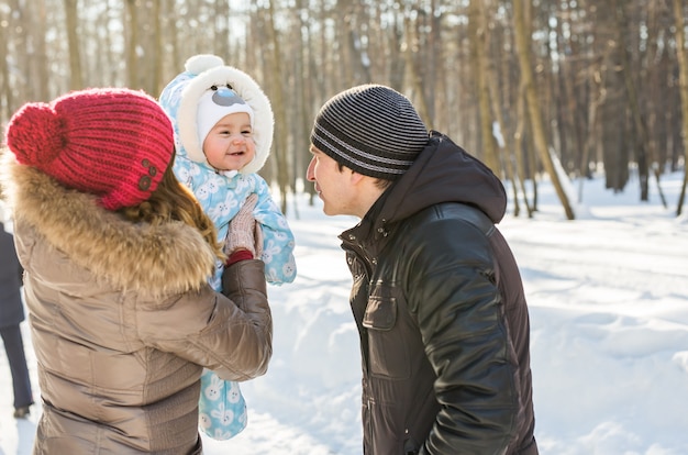 Szczęśliwa rodzina. Chłopiec matka, ojciec i dziecko na zimowy spacer.