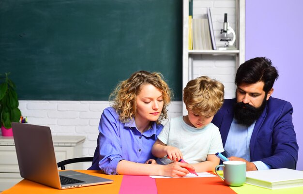 Szczęśliwa Rodzina Chłopiec Ze Szkoły Podstawowej Gotowy Do Nauki Szkolnej Współpracy Ze Społecznością Edukacyjną