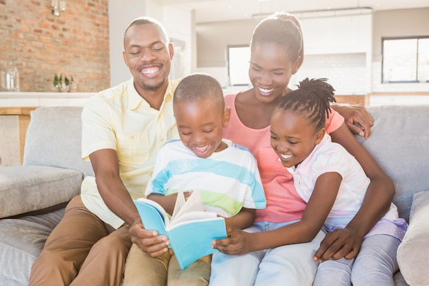 Szczęśliwa rodzina czyta książkę razem