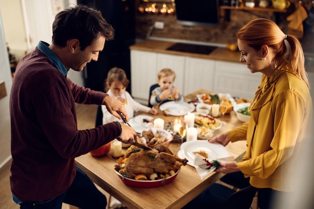 Zdjęcie szczęśliwa rodzina jedząca obiad z okazji święta dziękczynienia w jadalni