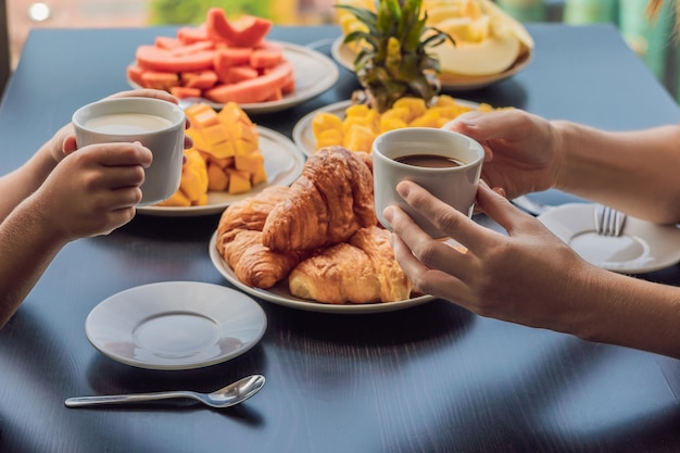 Szczęśliwa Rodzina Jedząca śniadanie Na Balkonie Stół śniadaniowy Z Kawą I Rogalikiem Na Chleb?
