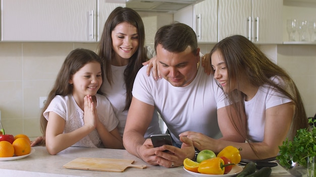 Szczęśliwa rodzina korzysta ze smartfona
