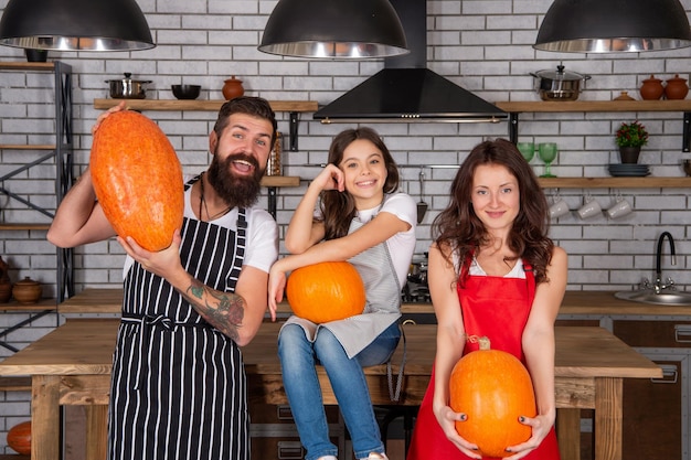 Szczęśliwa rodzina kucharz dyni halloween razem w kuchni halloween