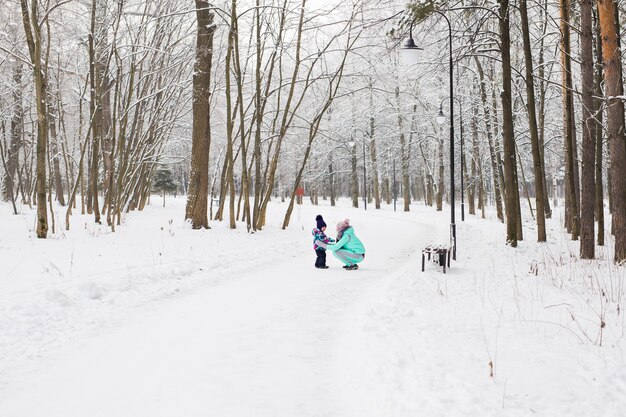 Szczęśliwa rodzina. Matka i dziecko dziewczynka na zimowy spacer w przyrodzie.