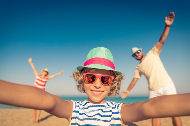 Zdjęcie szczęśliwa rodzina na letnich wakacjach ludzie bawią się na plaży aktywny zdrowy styl życia