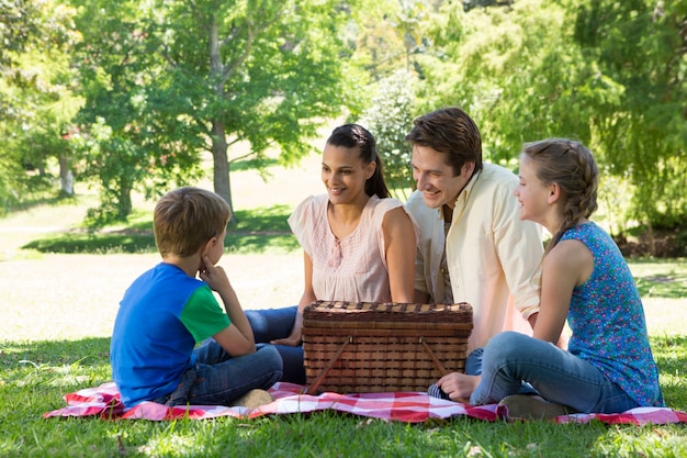 Szczęśliwa rodzina na pikniku w parku