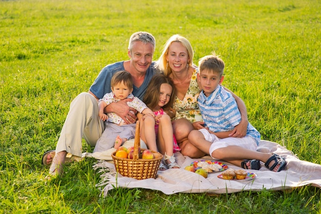 Zdjęcie szczęśliwa rodzina na pikniku.