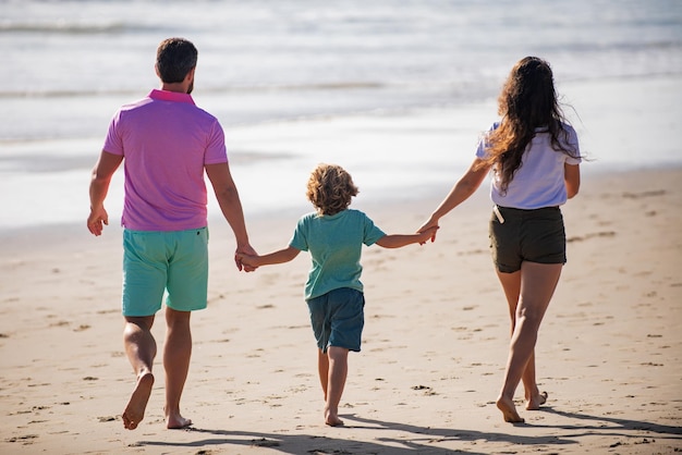 Szczęśliwa rodzina na plaży Ludzie bawią się na wakacjach Ojciec matka i dziecko na błękitnym morzu Beztroska koncepcja rodziny Rodzice z dzieckiem relaks na świeżym powietrzu Weekendowa koncepcja rodziny