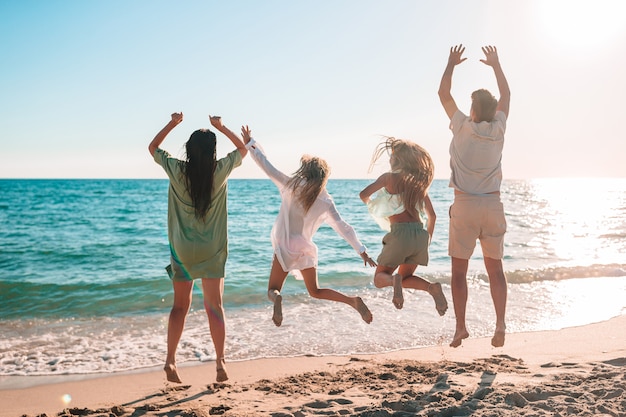 Szczęśliwa rodzina na plaży podczas letnich wakacji