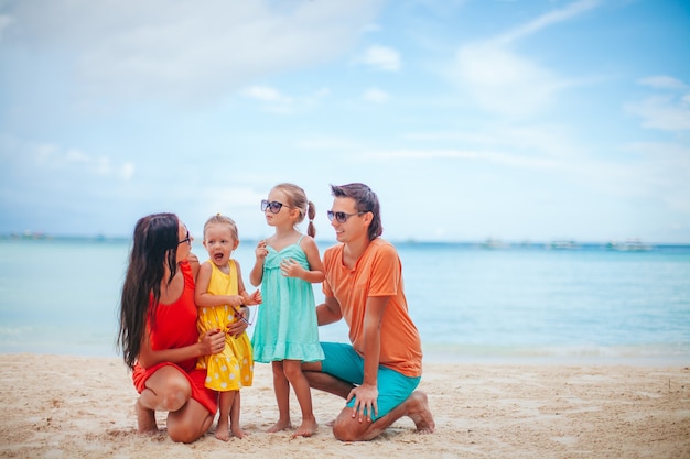 Szczęśliwa rodzina na plaży podczas letnich wakacji
