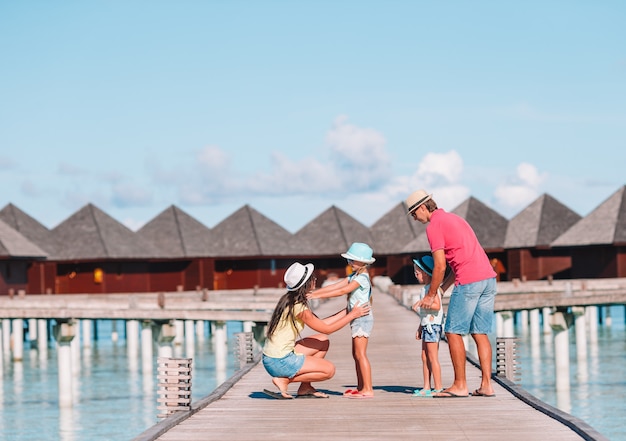 Szczęśliwa rodzina na plaży podczas letnich wakacji